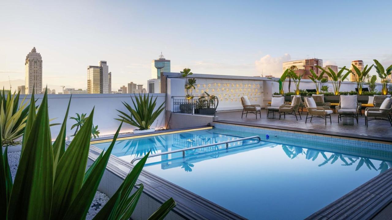 The Howard Plaza Hotel Kaohsiung Bagian luar foto Rooftop pool at the Four Seasons Hotel, Miami