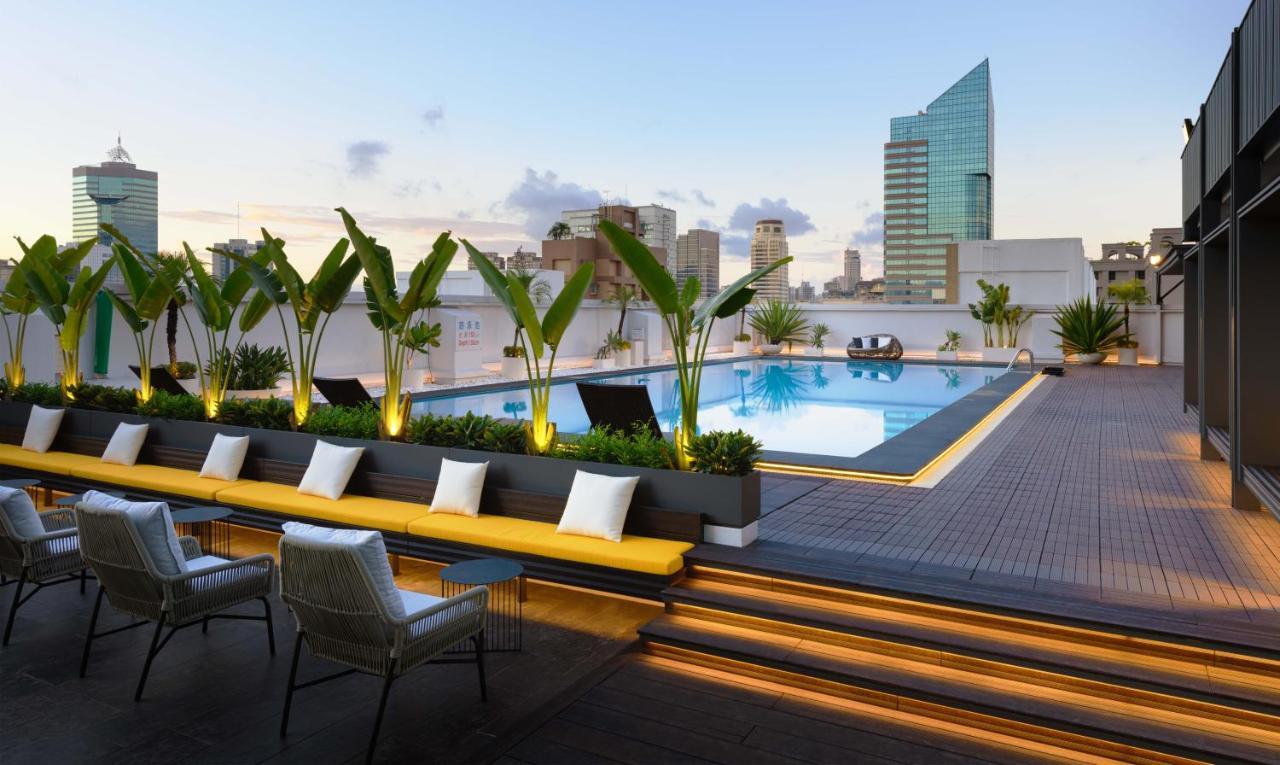 The Howard Plaza Hotel Kaohsiung Bagian luar foto Rooftop pool at the hotel