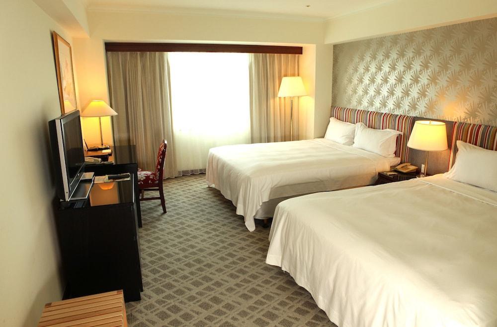 The Howard Plaza Hotel Kaohsiung Bagian luar foto A room at the hotel