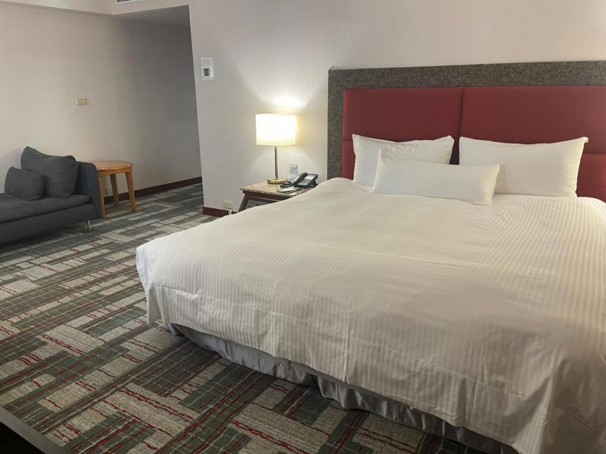 The Howard Plaza Hotel Kaohsiung Bagian luar foto A room at the Hilton Garden Inn in San Francisco