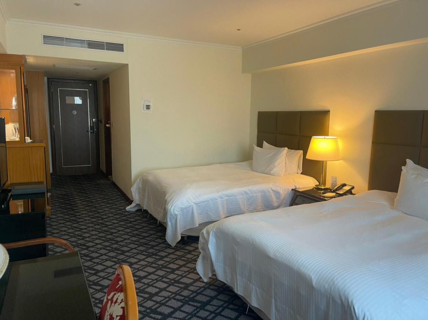 The Howard Plaza Hotel Kaohsiung Ruang foto A room at the hotel
