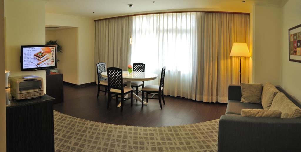 The Howard Plaza Hotel Kaohsiung Ruang foto A suite at the hotel