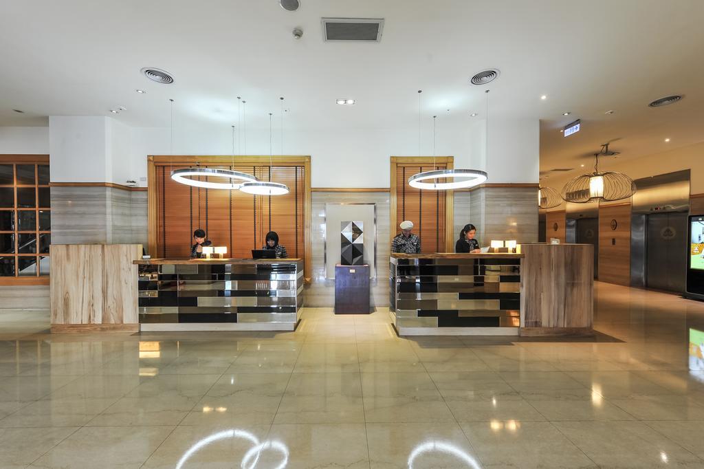 The Howard Plaza Hotel Kaohsiung Bagian luar foto The lobby of the hotel