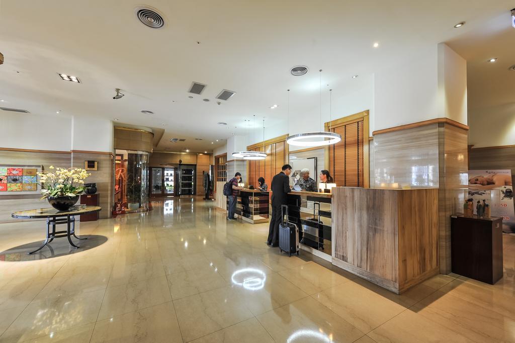 The Howard Plaza Hotel Kaohsiung Bagian luar foto The lobby of the hotel